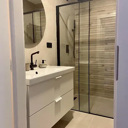 Apartman Teplice Nad Metuji شقة *